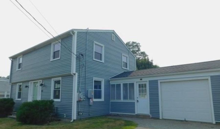 41 Woodcrest Dr, East Providence, RI 02915 - 4 Beds, 2 Bath