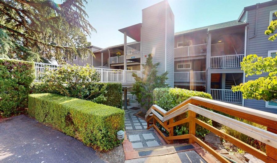 424 14th St #202, Bellingham, WA 98225 - 2 Beds, 2 Bath