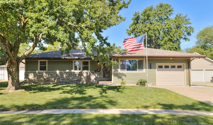 814 SE Oak Dr, Ankeny, IA 50021 - 3 Beds, 2 Bath