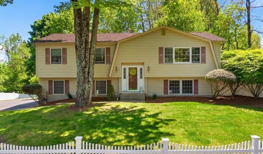 10 Sabin Dr, Airmont, NY 10901 - 4 Beds, 3 Bath