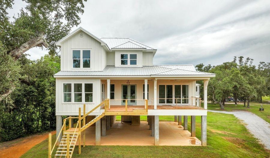 642 N Beach Blvd, Bay St. Louis, MS 39520 - 5 Beds, 4 Bath