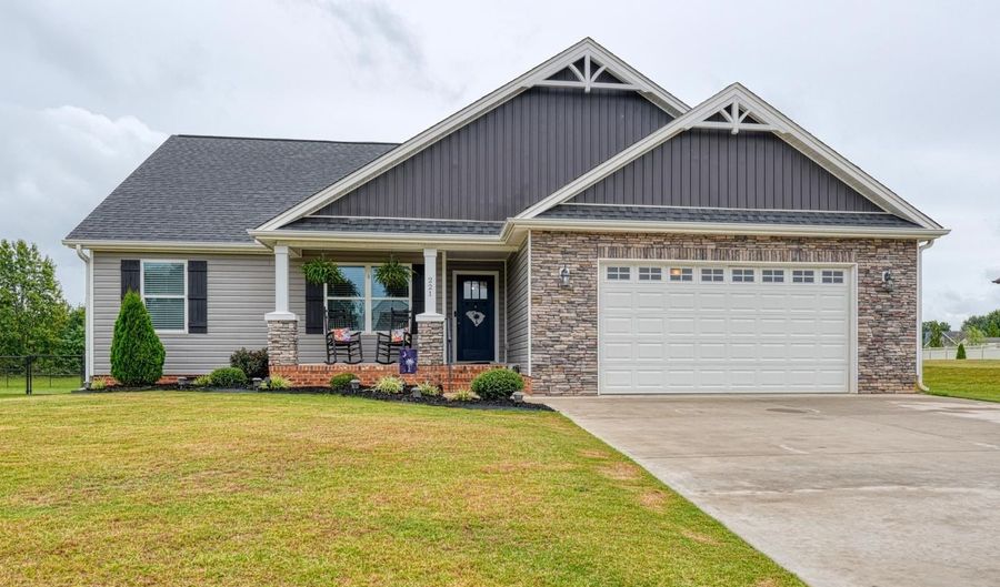 221 Little Man Dr, Boiling Springs, SC 29316 - 3 Beds, 2 Bath