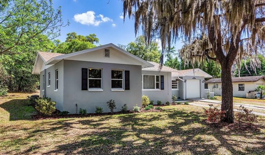 406 N PALM Ave, Howey In The Hills, FL 34737 - 3 Beds, 2 Bath