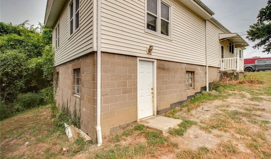 645 Elfgen St, Alton, IL 62002 - 3 Beds, 2 Bath