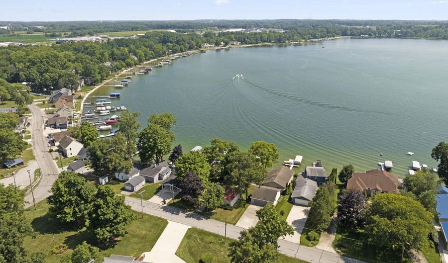 2405 W Sycamore Beach Rd, Angola, IN 46703 - 3 Beds, 3 Bath