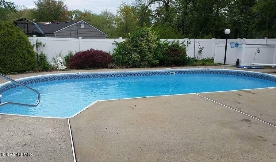 496 Apple Valley Dr, Belford, NJ 07718 - 5 Beds, 2 Bath