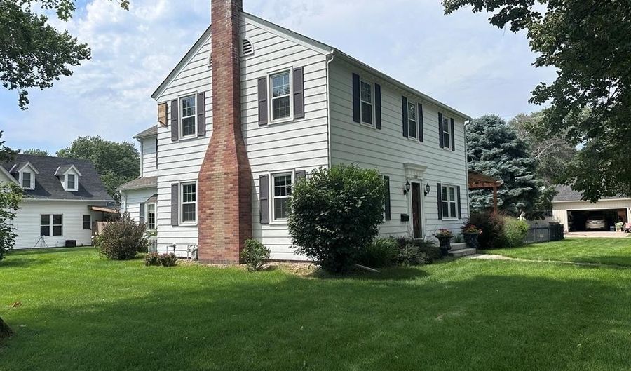 1207 8th St, Aurora, NE 68818 - 4 Beds, 1 Bath