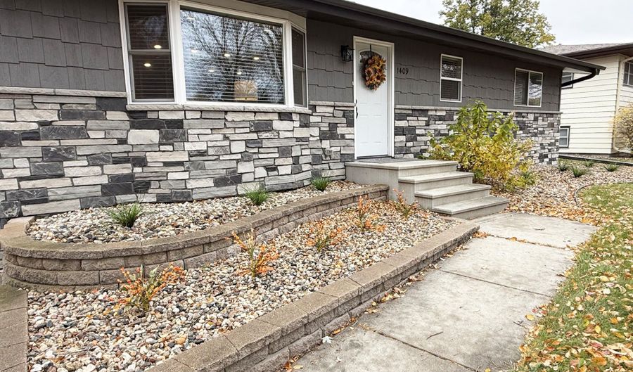 1409 S McCoy St, Aberdeen, SD 57401 - 4 Beds, 3 Bath