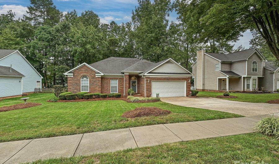 5607 Oak Dr, Charlotte, NC 28216 - 3 Beds, 2 Bath