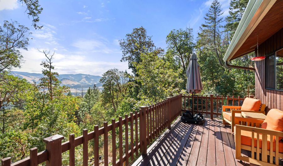 694 Timberlake Dr, Ashland, OR 97520 - 3 Beds, 3 Bath