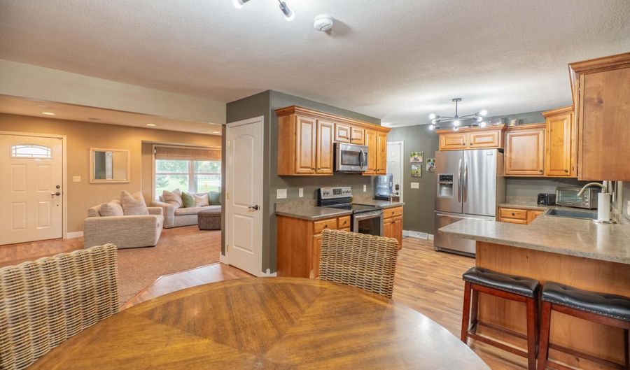 1907 Prospect Ave, Aberdeen, SD 57401 - 3 Beds, 3 Bath