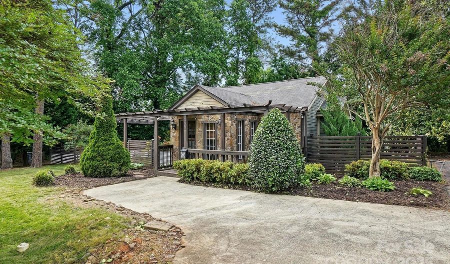 4235 Howie Cir, Charlotte, NC 28205 - 2 Beds, 2 Bath