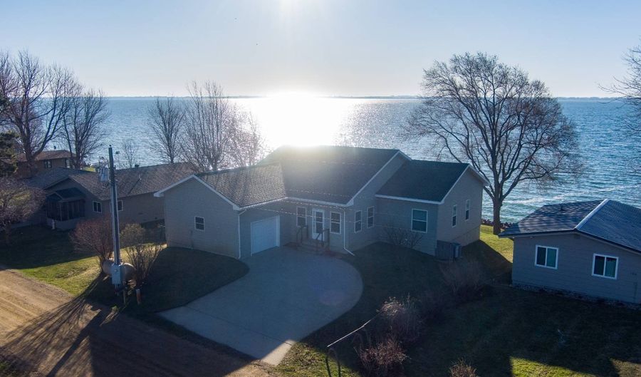 198 W Lake Dr, Arlington, SD 57212 - 3 Beds, 4 Bath