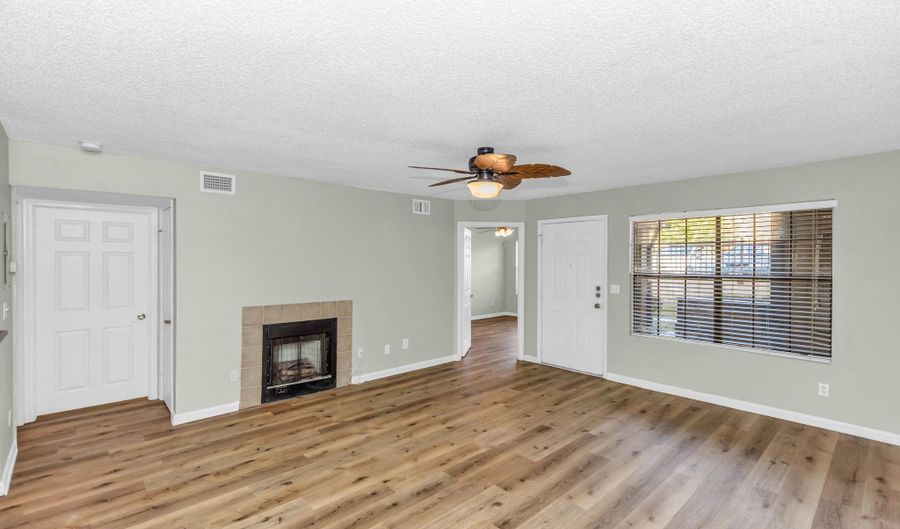 355 Lakepointe Dr 102, Altamonte Springs, FL 32701 - 2 Beds, 2 Bath