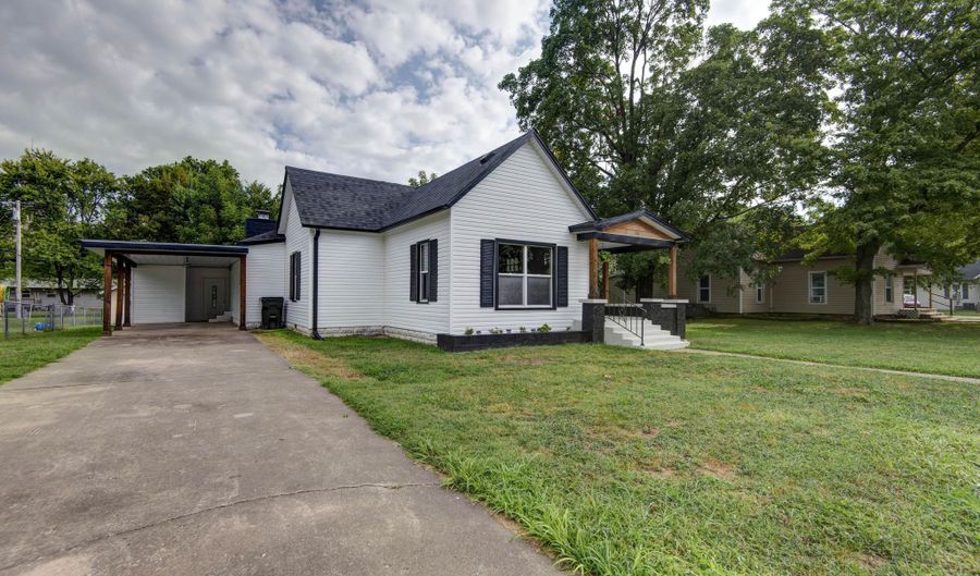 311 W Pleasant St, Aurora, MO 65605 - 3 Beds, 3 Bath