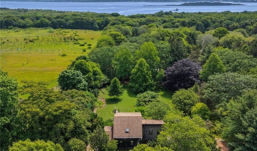 856 N Main Rd, Jamestown, RI 02835 - 3 Beds, 2 Bath