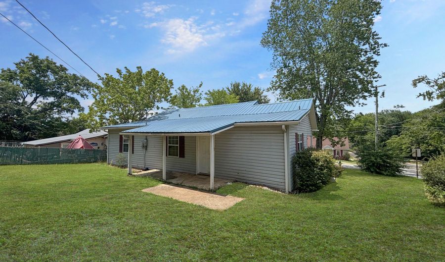 1037 Jones St, Athens, TN 37303 - 3 Beds, 1 Bath