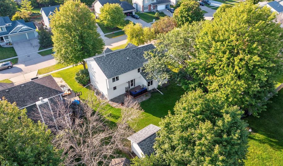 1422 Alderwood Dr, Altoona, IA 50009 - 4 Beds, 3 Bath