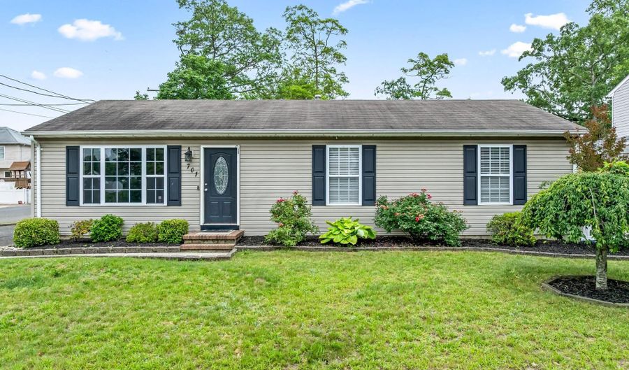 701 BEACHWOOD Blvd, Beachwood, NJ 08722 - 3 Beds, 2 Bath
