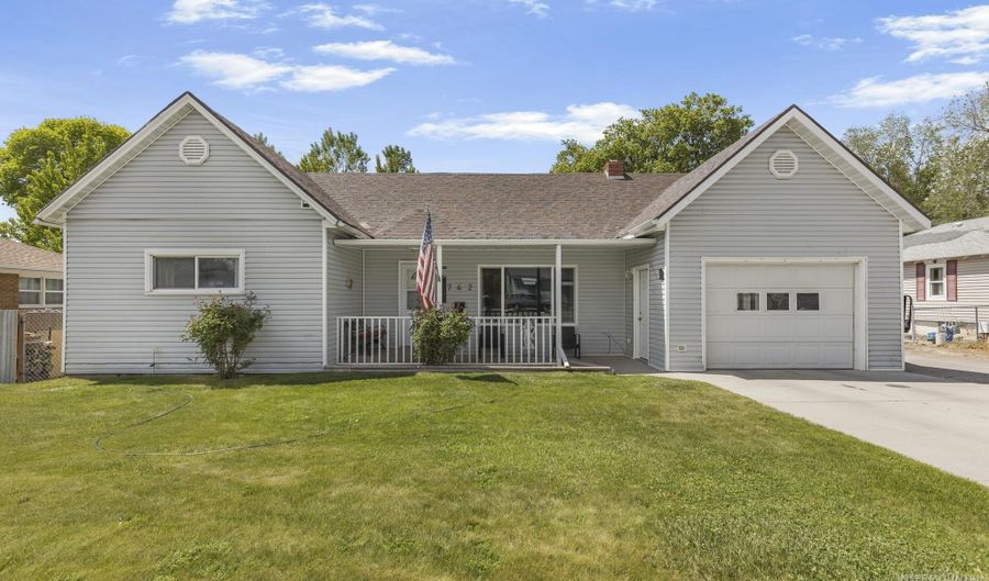 742 Fort Hall Ave, American Falls, ID 83211 - 2 Beds, 2 Bath