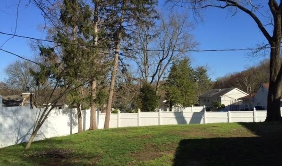 28 Irongate Ln, Aberdeen, NJ 07747 - 4 Beds, 3 Bath