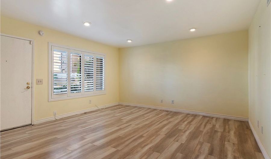 8707 Cedros Ave 7, Los Angeles, CA 91402 - 3 Beds, 3 Bath