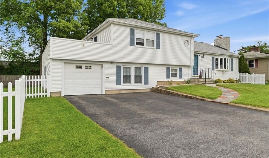 35 Superior View Blvd, North Providence, RI 02911 - 3 Beds, 2 Bath