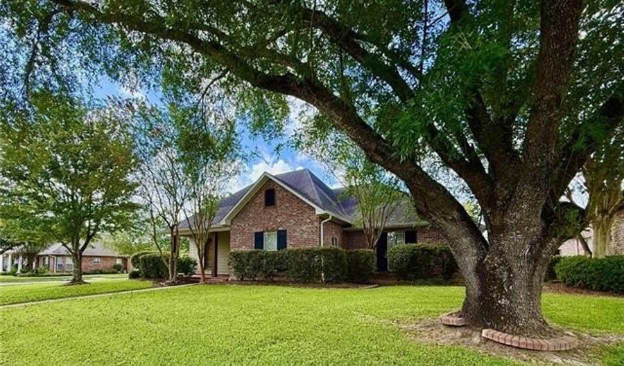 358 W SHORE Dr, Alexandria, LA 71303 - 4 Beds, 3 Bath