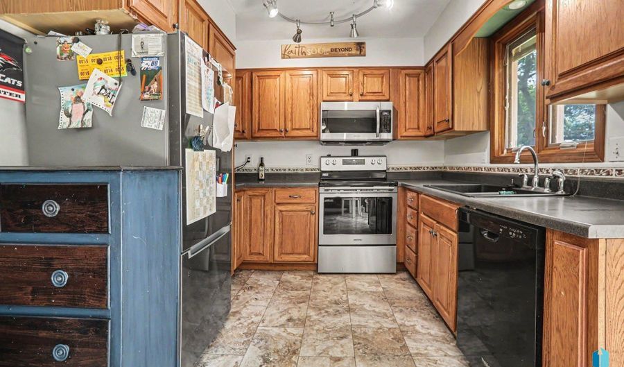 916 S Patrician Ct, Brandon, SD 57005 - 3 Beds, 2 Bath