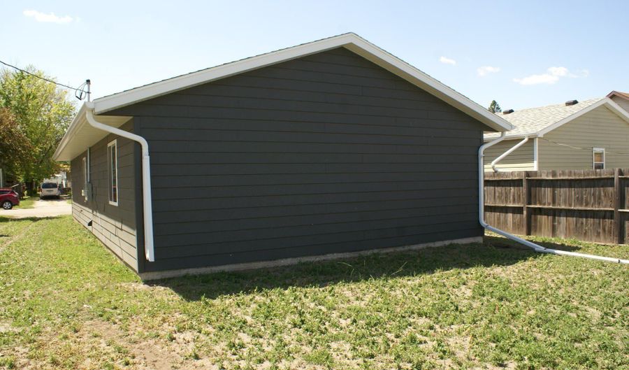 915 S 9th St, Aberdeen, SD 57401 - 3 Beds, 1 Bath