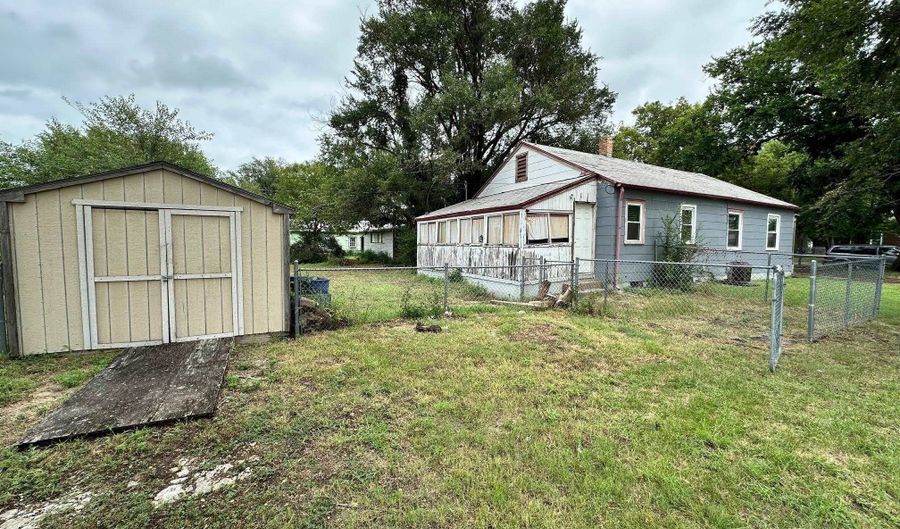 801 N 5th St, Arkansas City, KS 67005 - 2 Beds, 1 Bath