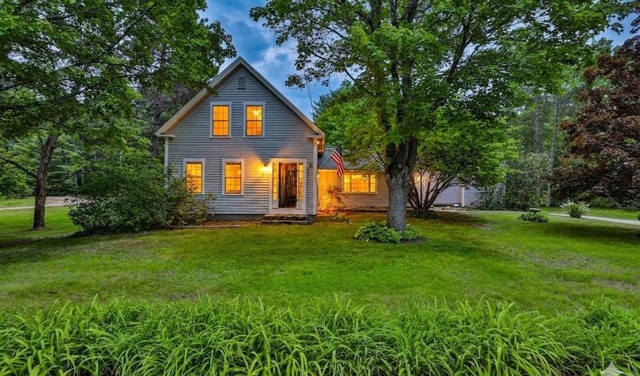 42 Main St, Brookline, NH 03033 - 4 Beds, 2 Bath