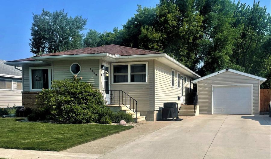 1309 E Elm St, Algona, IA 50511 - 4 Beds, 2 Bath