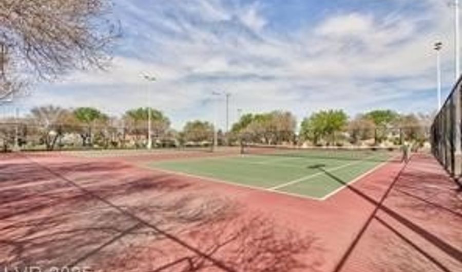 672 Hitchen Post Dr, Henderson, NV 89011 - 4 Beds, 3 Bath