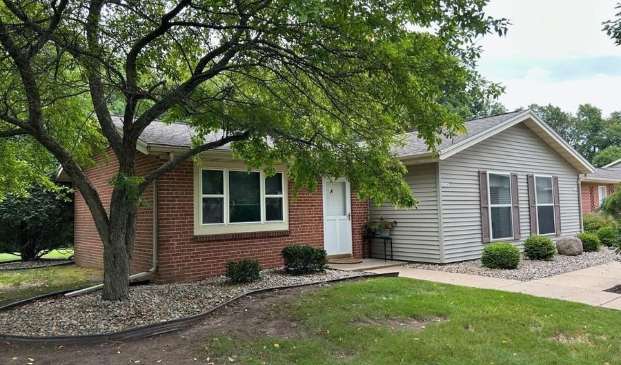 925 S WEST Ct, Appleton, WI 54915 - 2 Beds, 1 Bath