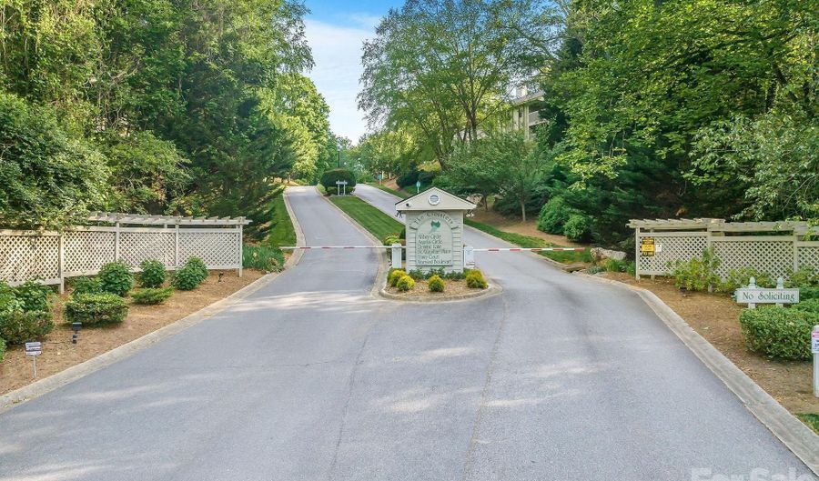 2604 Vineyard Blvd, Asheville, NC 28805 - 2 Beds, 2 Bath