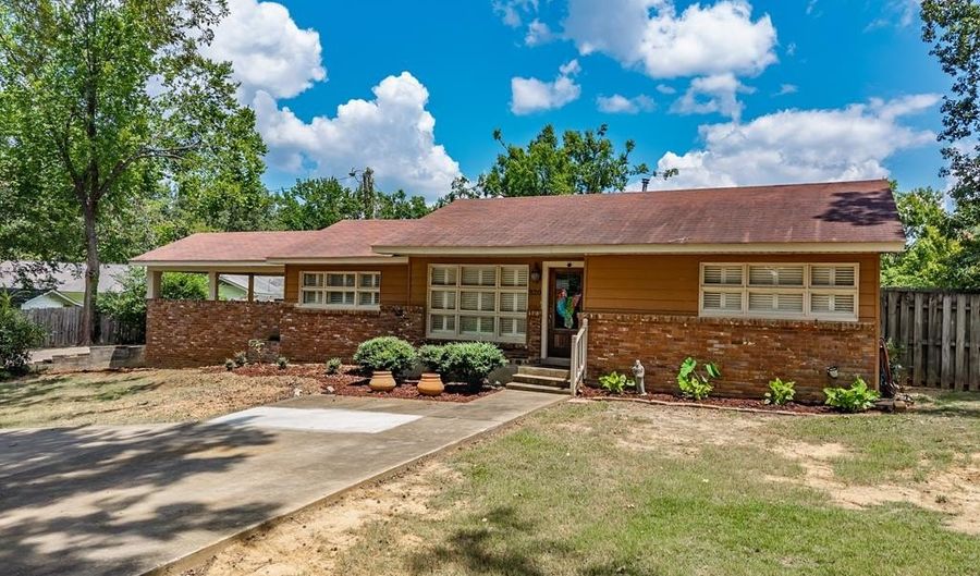 320 Westmoreland Cir, Batesville, MS 38606 - 2 Beds, 2 Bath