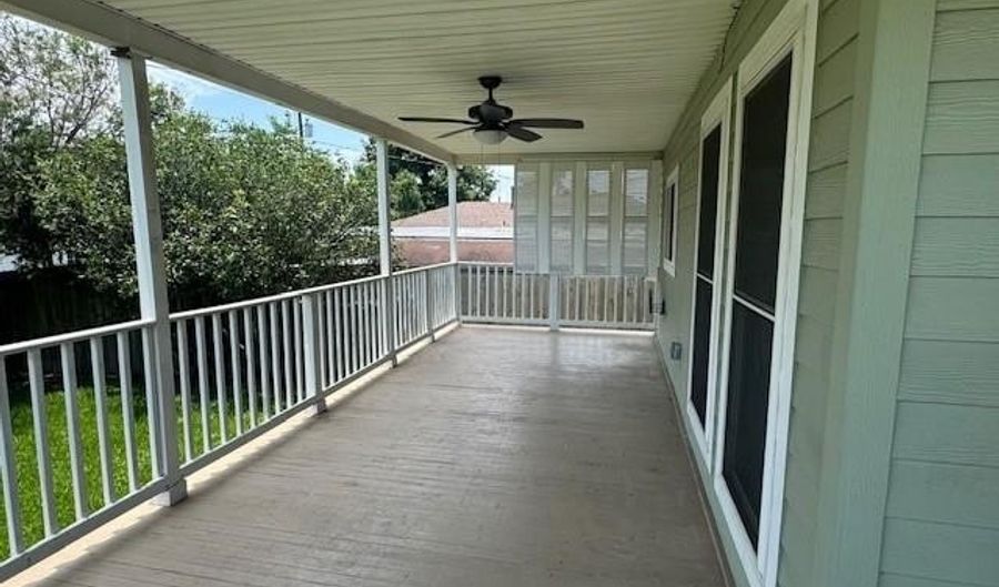 304 PARISH Dr, Arabi, LA 70032 - 2 Beds, 2 Bath