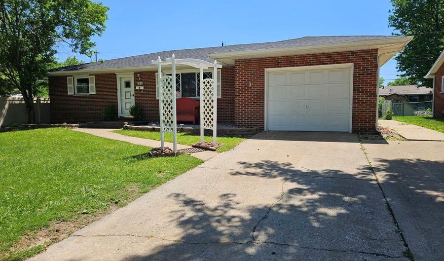 182 Grand Ave, Wood River, IL 62095 - 2 Beds, 2 Bath