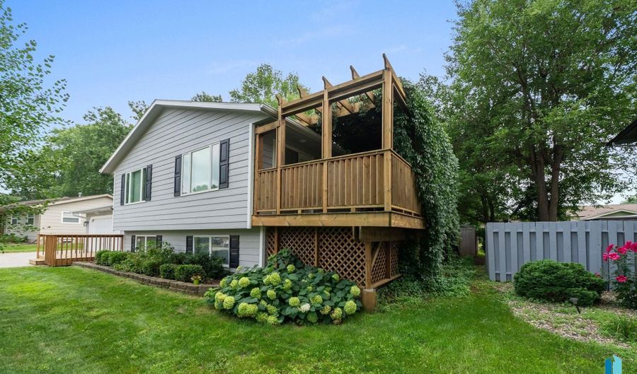 1513 E Sylvan Cir, Brandon, SD 57005 - 5 Beds, 3 Bath