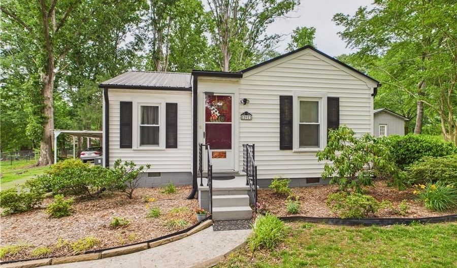 202 Mcknight St, Asheboro, NC 27203 - 2 Beds, 1 Bath