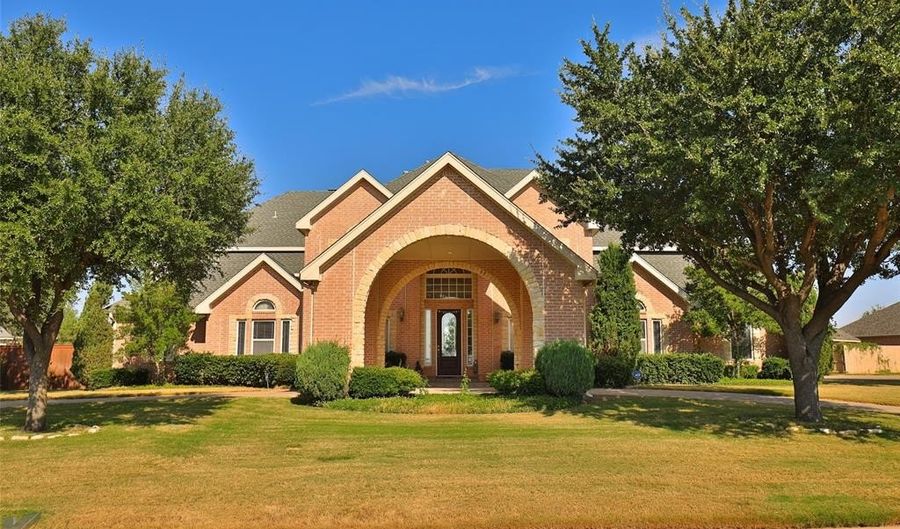 1210 S Saddle Lakes Dr, Abilene, TX 79602 - 5 Beds, 5 Bath