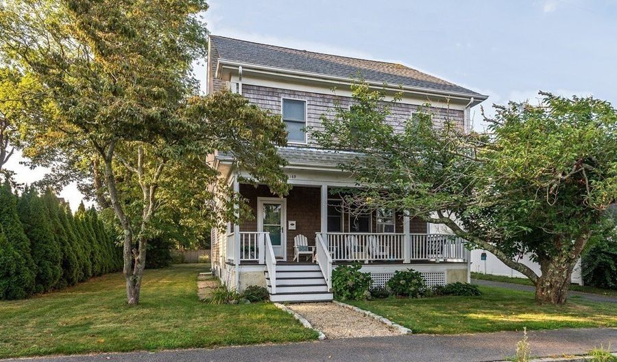 169 Gosnold St, Barnstable, MA 02601 - 5 Beds, 3 Bath