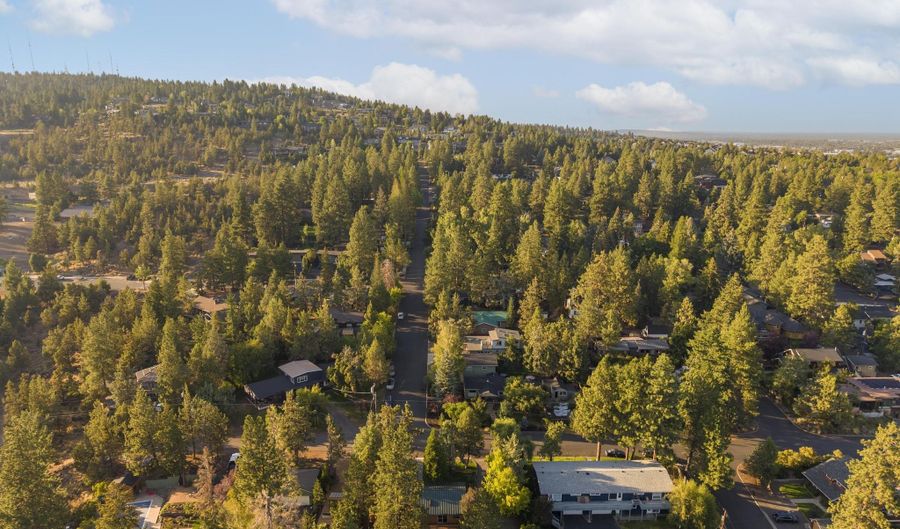 733 NW Saginaw Ave, Bend, OR 97703 - 3 Beds, 2 Bath