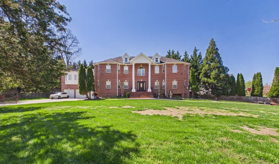 7801 RIDGEWOOD Dr, Annandale, VA 22003 - 6 Beds, 6 Bath