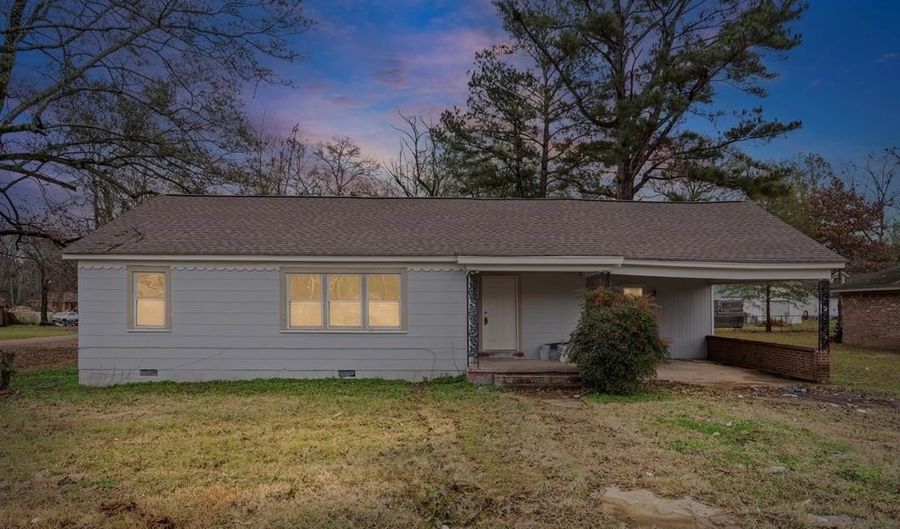 210 West St, Batesville, MS 38606 - 3 Beds, 2 Bath