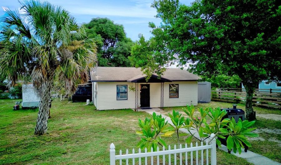 131 WIGGINS Ave, Avon Park, FL 33825 - 2 Beds, 1 Bath