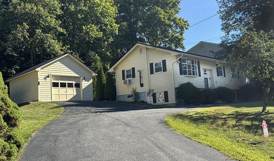 105 Windsor Ave, Augusta, ME 04330 - 3 Beds, 1 Bath