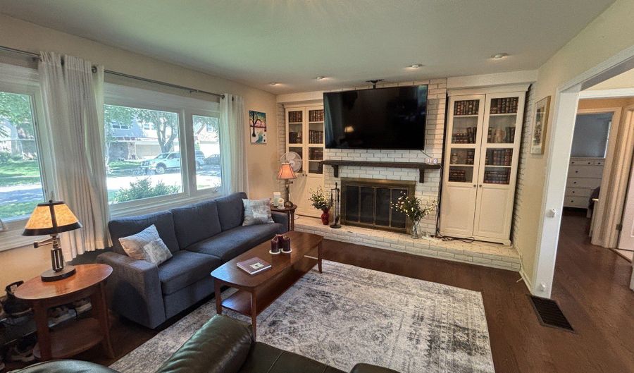 1317 N Mitchell Ave, Arlington Heights, IL 60004 - 2 Beds, 2 Bath
