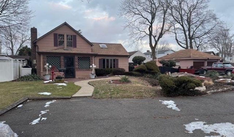 11 Hatcher Ct, Amityville, NY 11701 - 4 Beds, 1 Bath